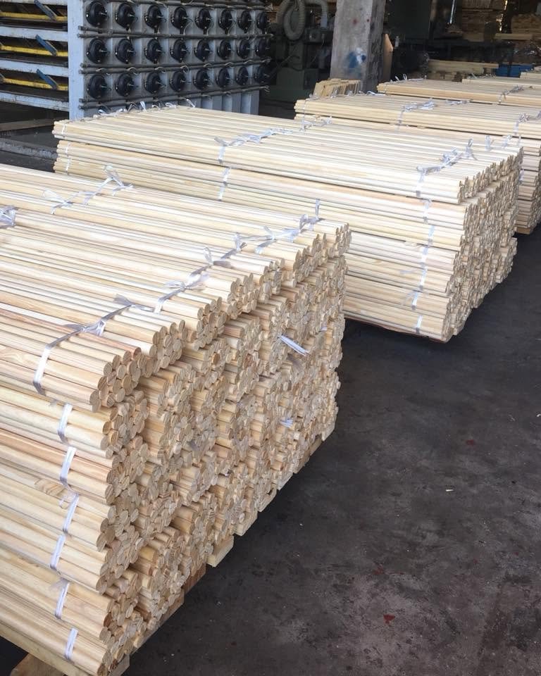 Molduras cilíndricas de madera terminadas y embaladas